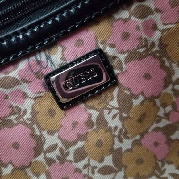 Classic Oversized Guess Clutch - Picture 7 of 9